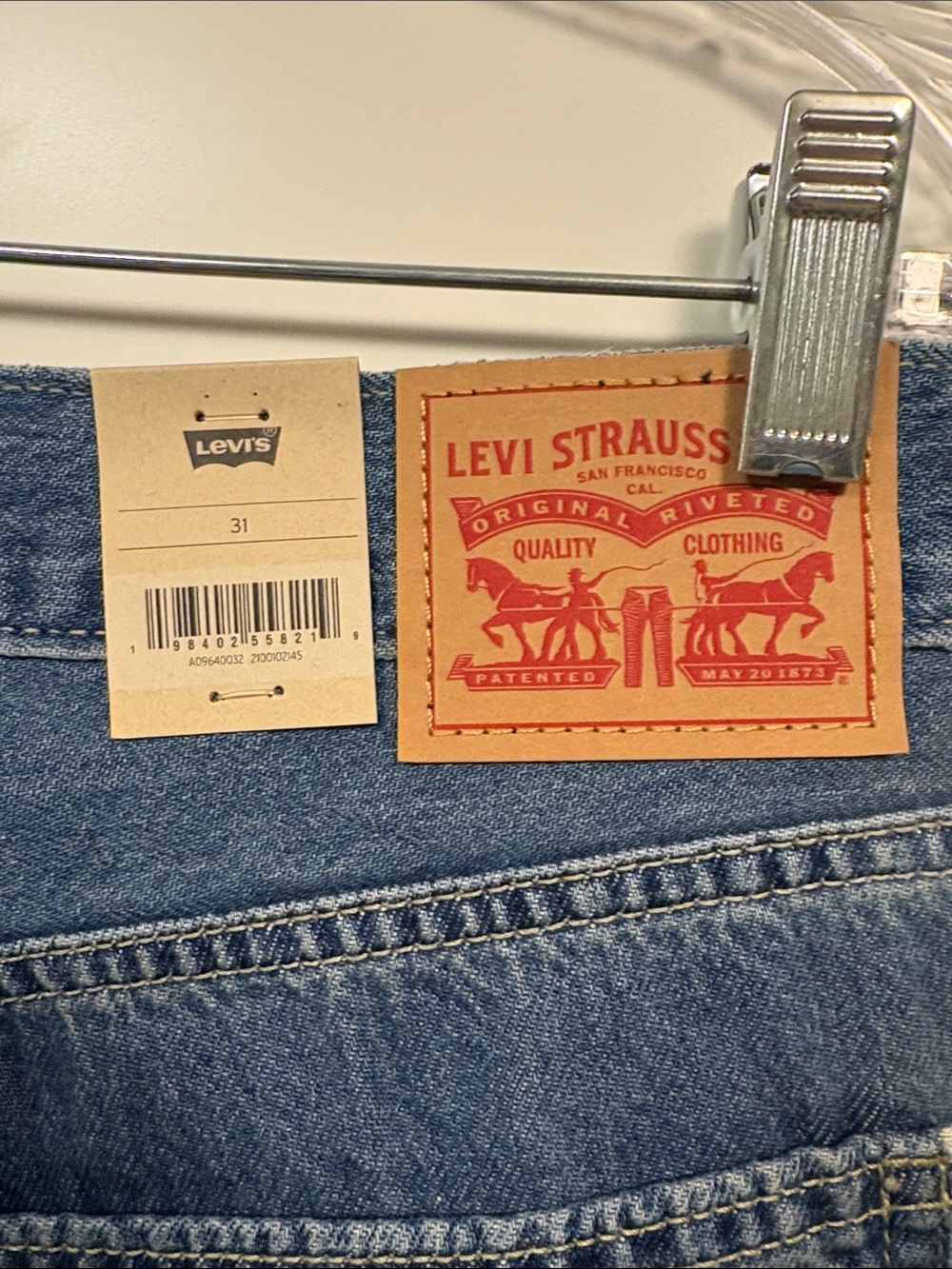NWT Levi's Low Pro Straight Jeans Mid Rise Medium Wash Blue Size 31 - Picture 4 of 5